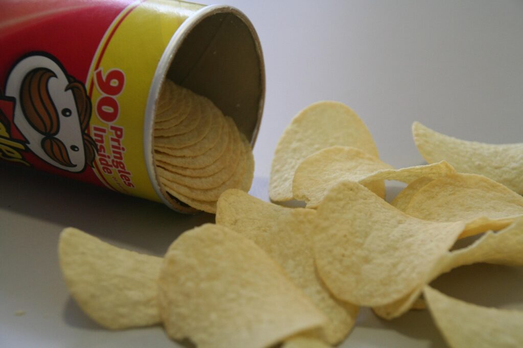 プリングルズのポテトチップスの中身が出ている