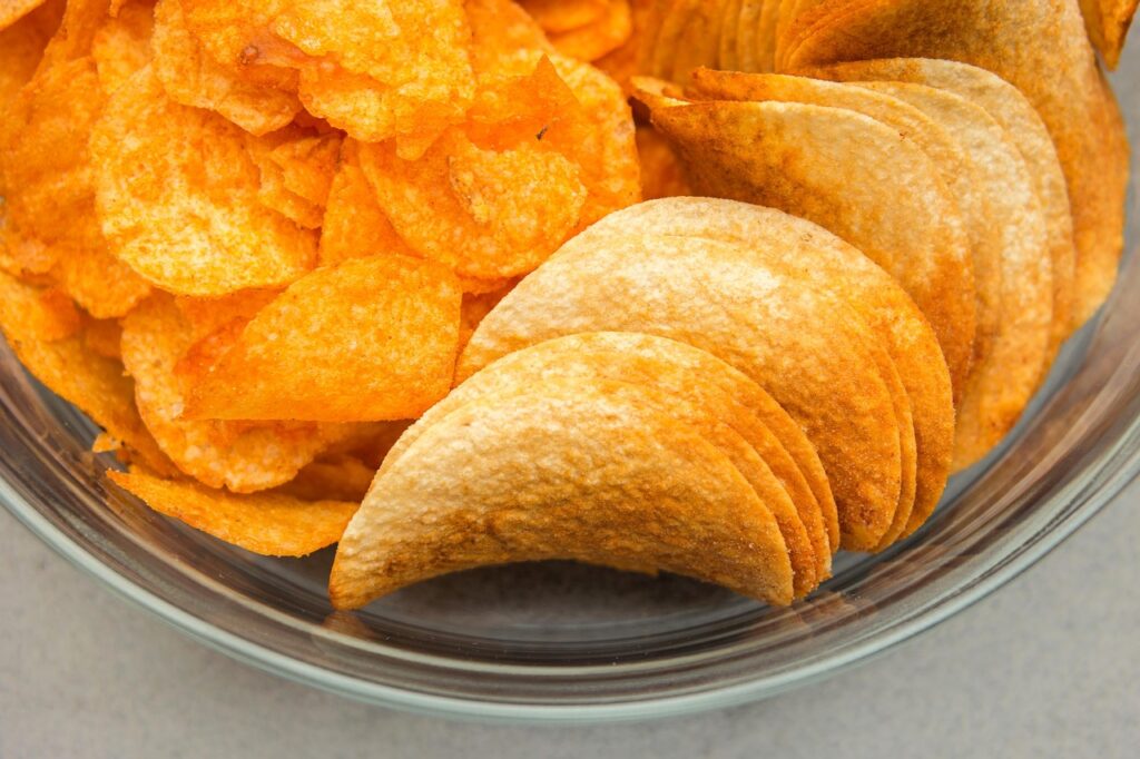 お皿に乗っているポテトチップス