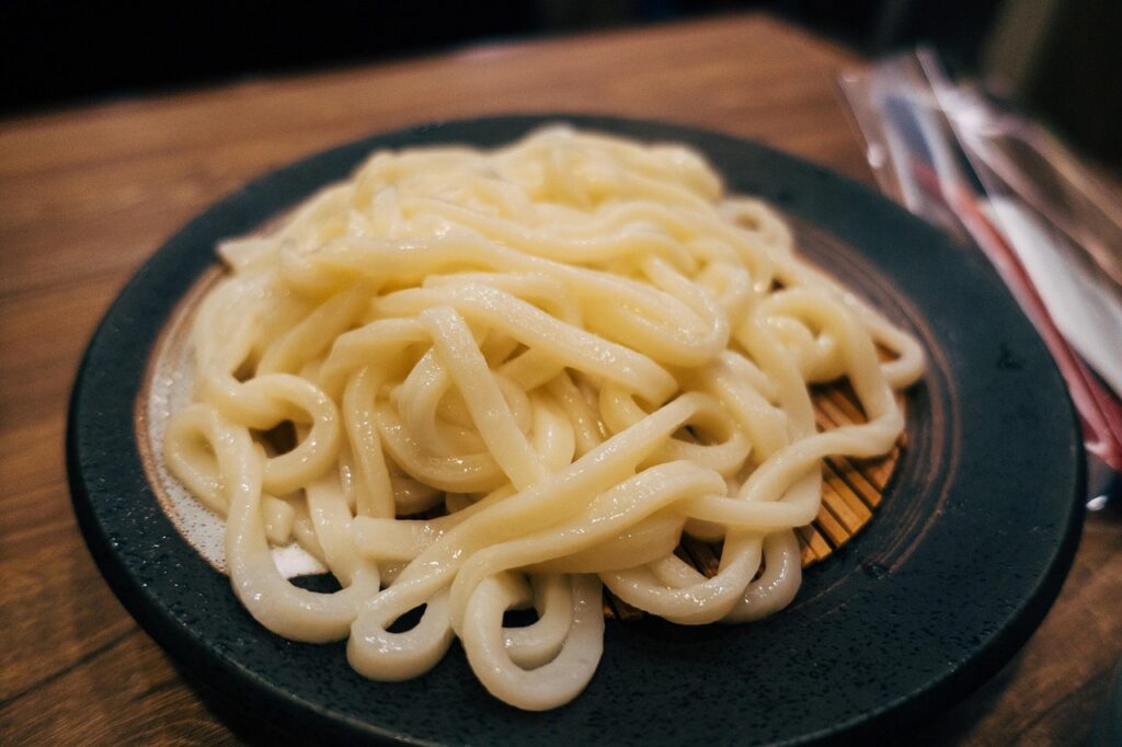 ザルにのった茹でたうどん