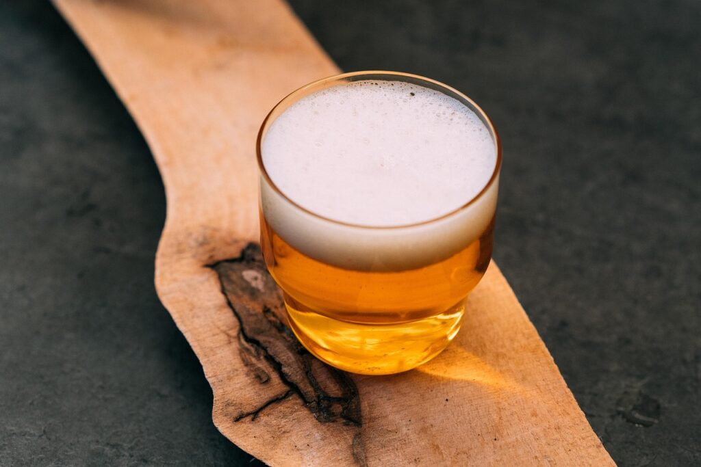 グラスに注がれたビール