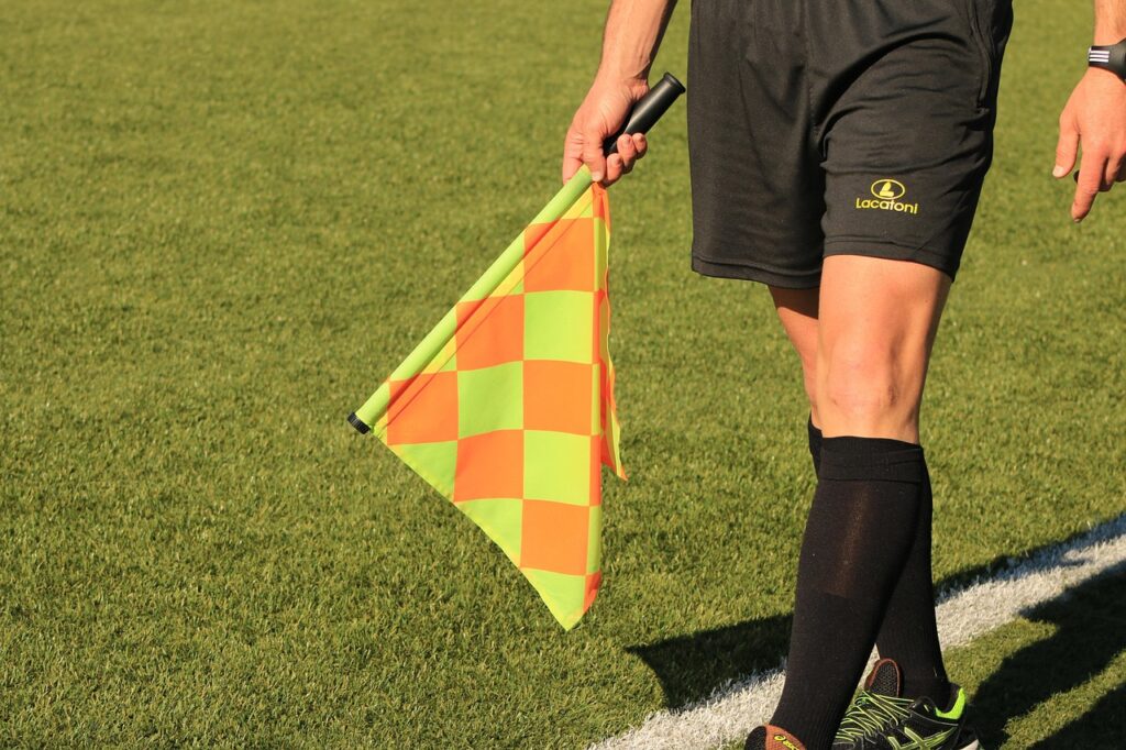 サッカーの審判が旗を持っている