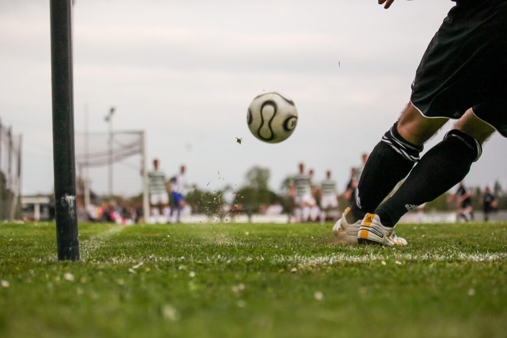 サッカーボールを蹴っている足元の写真